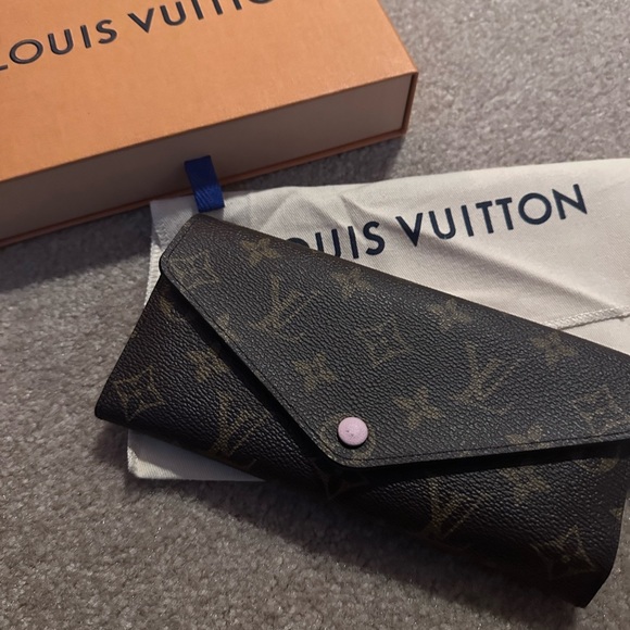 Sarah Louis Vuitton wallet in pink - Picture 10 of 11
